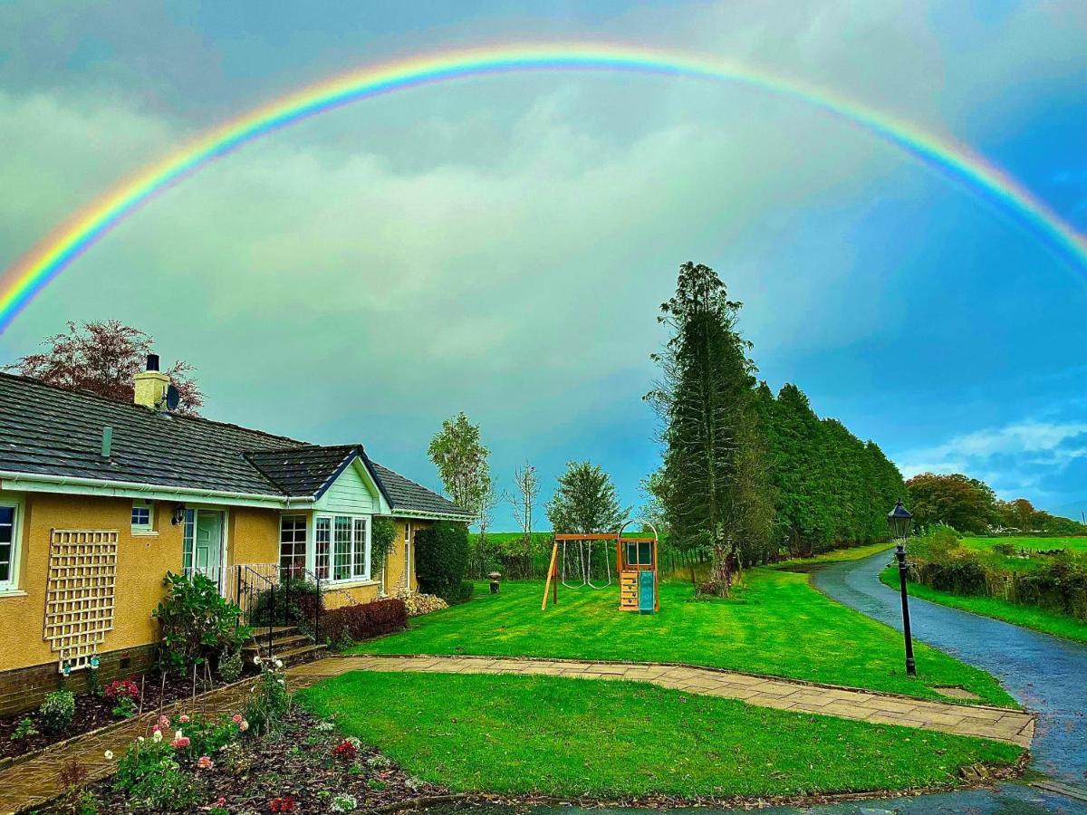 Finn Village "Mountain View Cottage" Private Garden, 9-Seater Hot Tub, Firepit & Pizza Stove Drymen Bagian luar foto