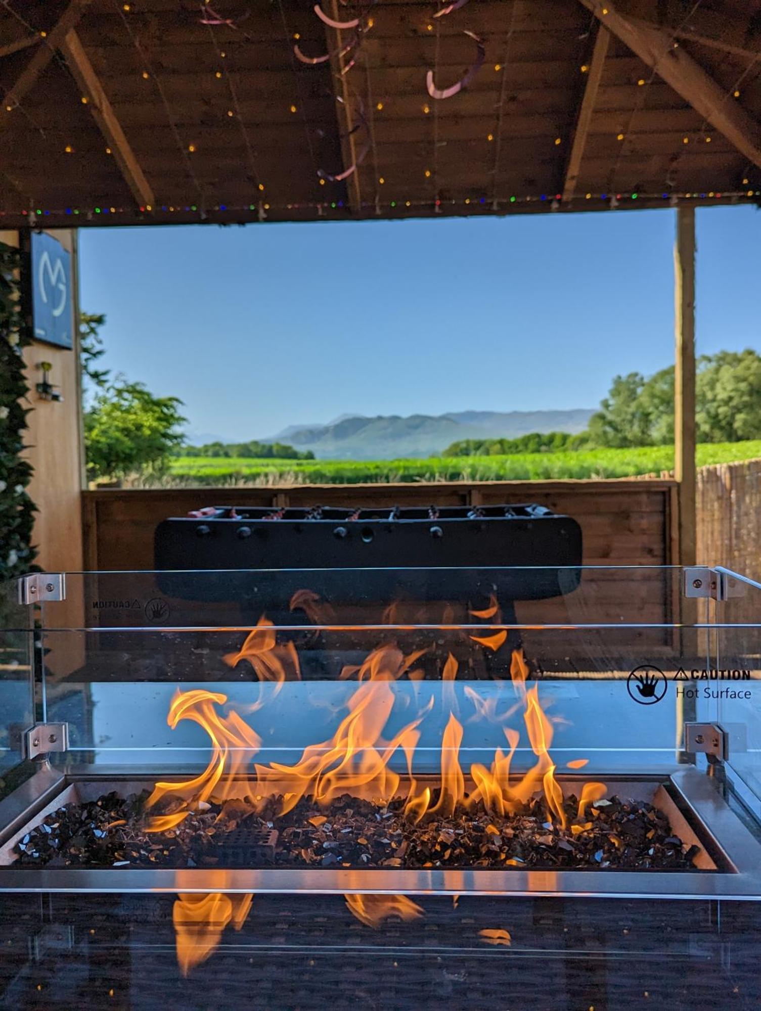 Finn Village "Mountain View Cottage" Private Garden, 9-Seater Hot Tub, Firepit & Pizza Stove Drymen Bagian luar foto